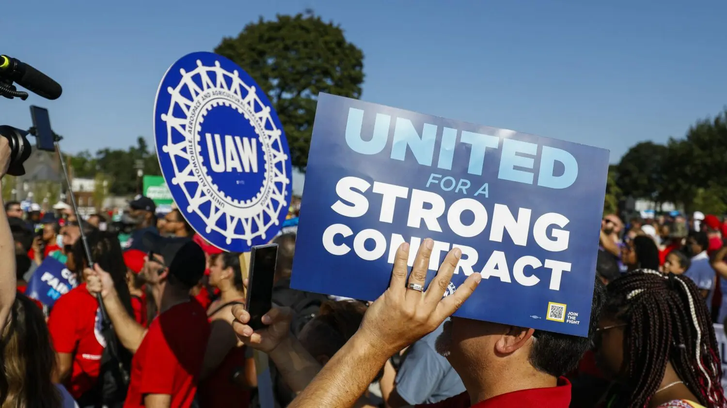 Unless an agreement is reached by Thursday night, UAW officials will halt negotiations on Friday, and support workers on picket lines instead.