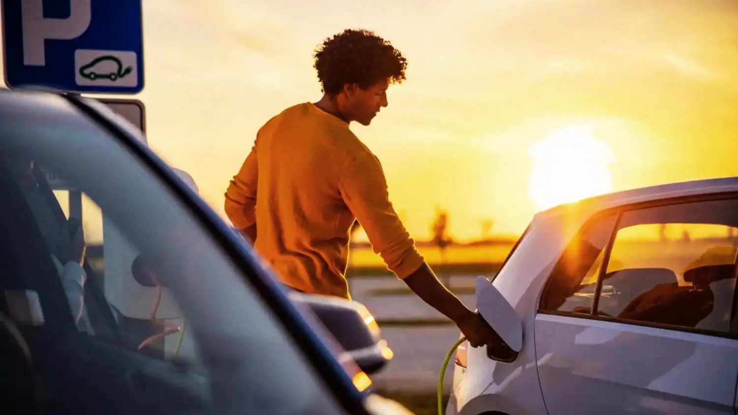 Regarding volume and share, EV sales in the fourth quarter broke records, emerging at 317,168 units and 8.1%, respectively.