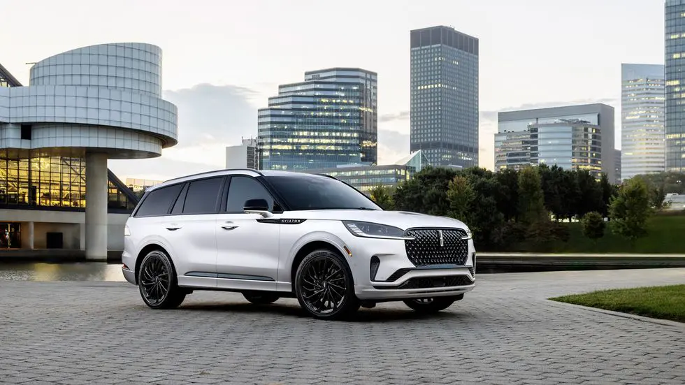 The latest Lincoln Aviator features a fresh new look and boasts the all-new Lincoln Digital Experience infotainment system.