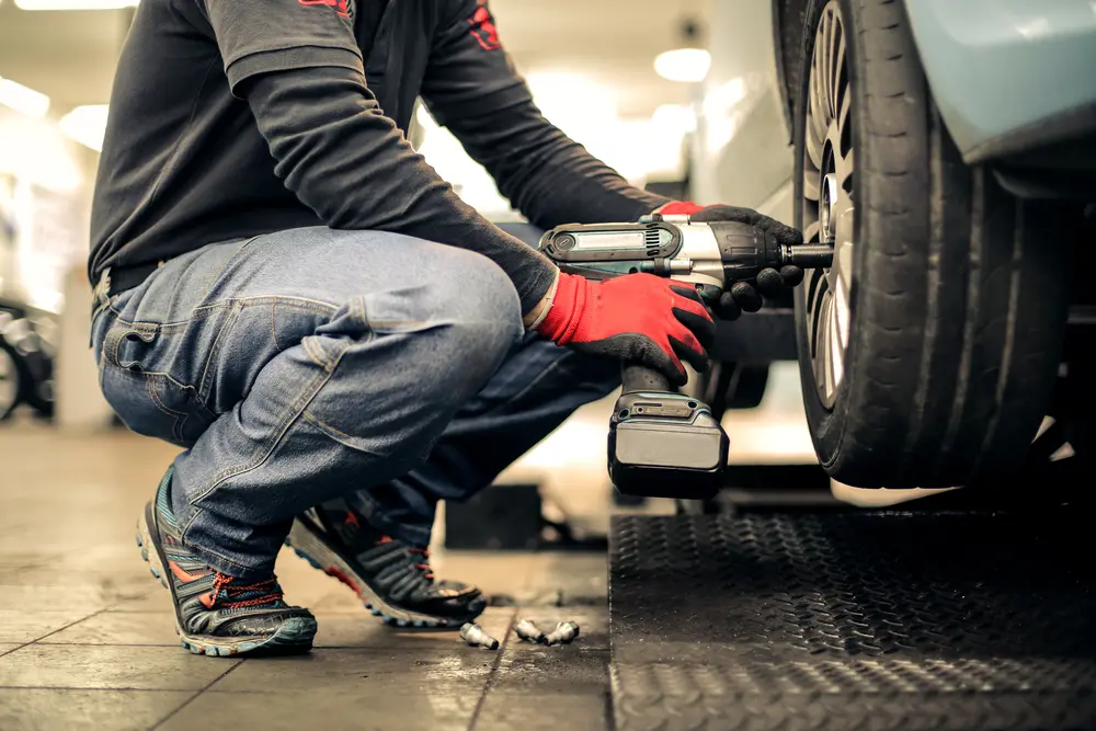 Drivers rated independent service shops higher than dealership facilities due to challenges in repair affordability.