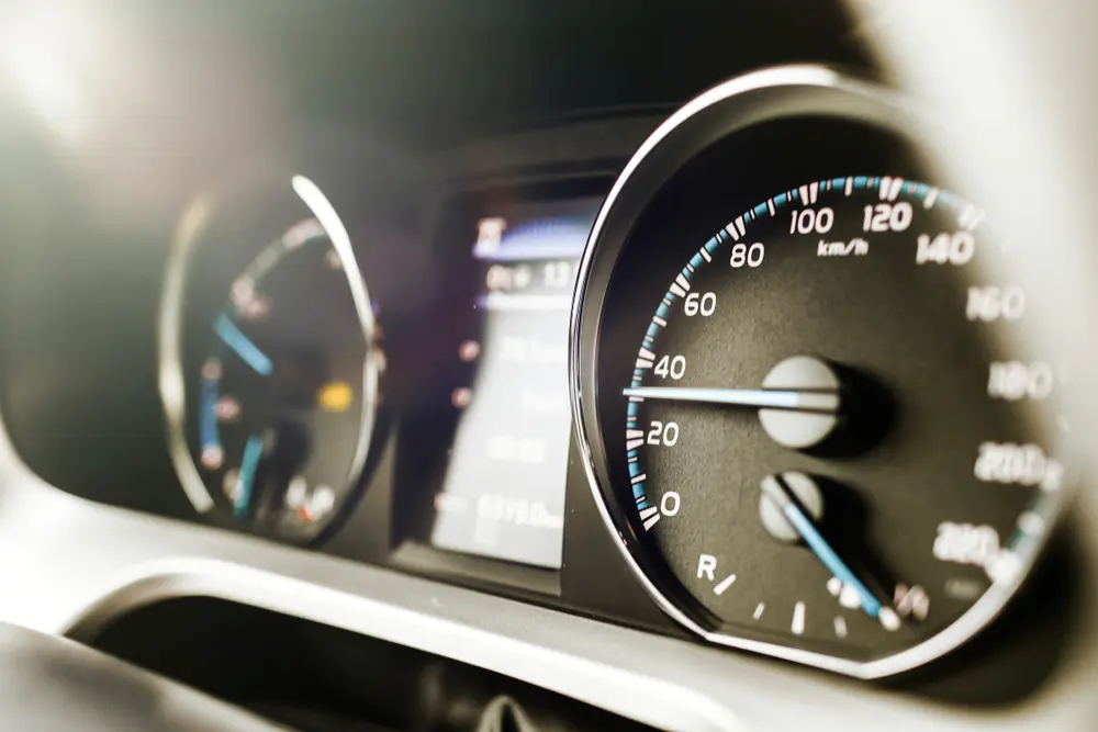 California is considering a bill to require all new cars to alert drivers when they exceed the speed limit, aiming to reduce traffic deaths