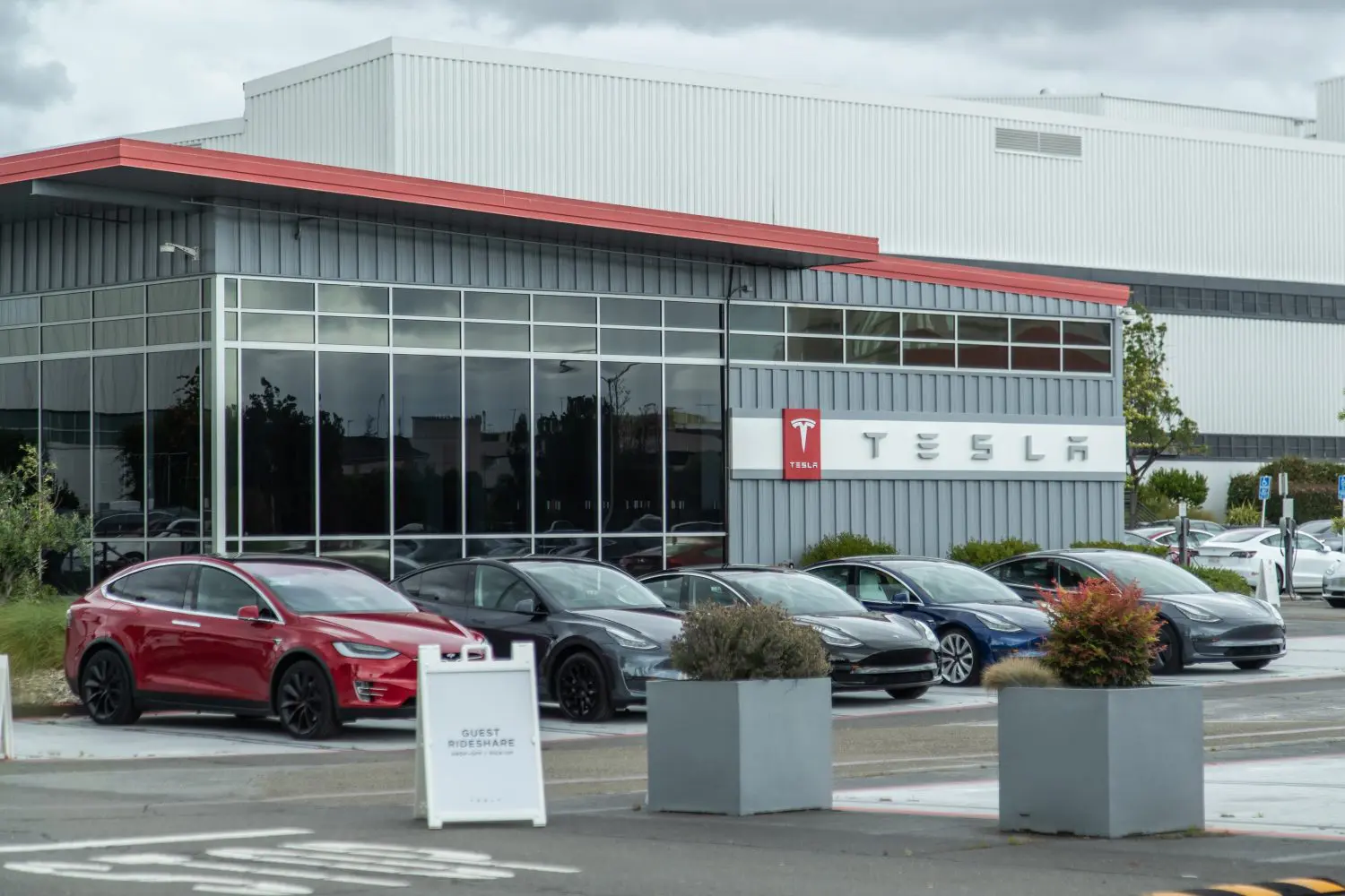 A fire erupted at Tesla’s vehicle assembly plant in Fremont, California, on Monday afternoon, as reported by the FFD on social network X.