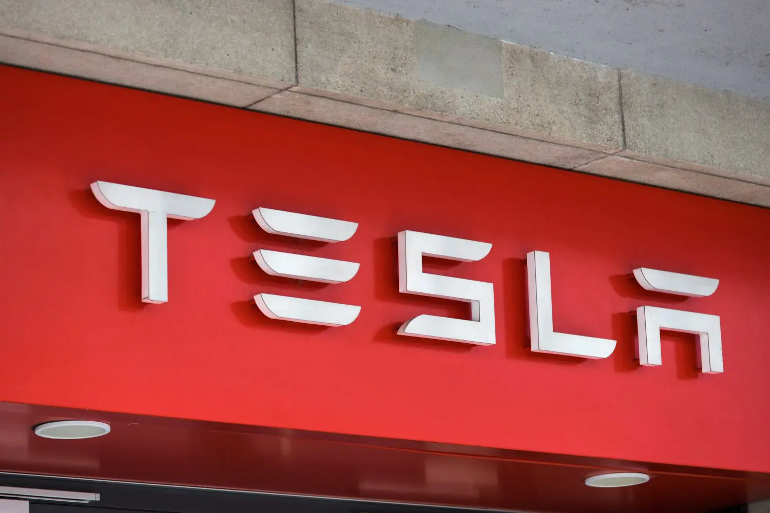 A divided federal appeals court (2-1 decision) has reignited Tesla's legal challenge against Louisiana's ban on direct vehicle sales