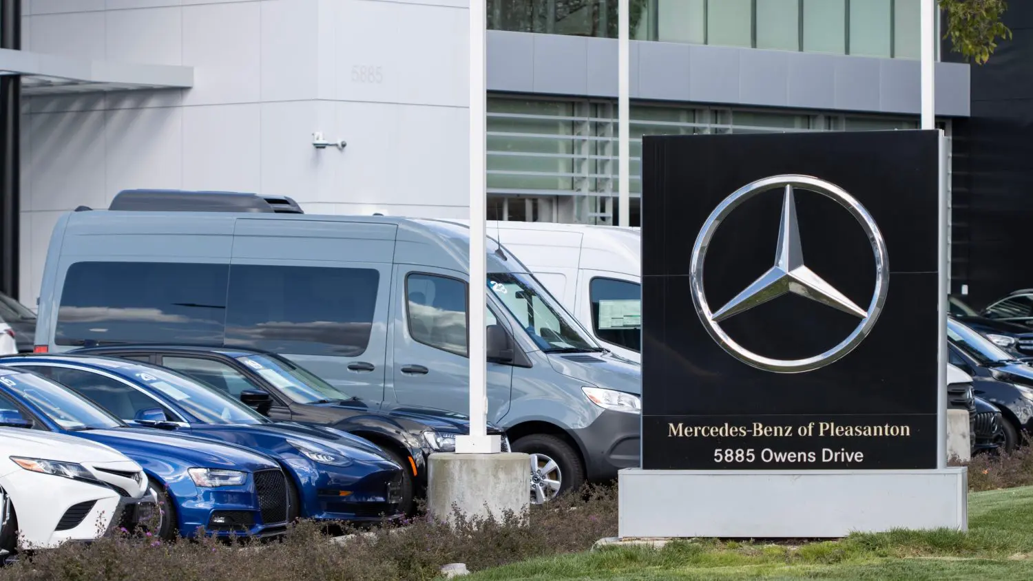 Mercedes-Benz withdraws its 2025 earnings forecast due to uncertainty surrounding auto tariffs and a significant profit decline in Q1 2025.