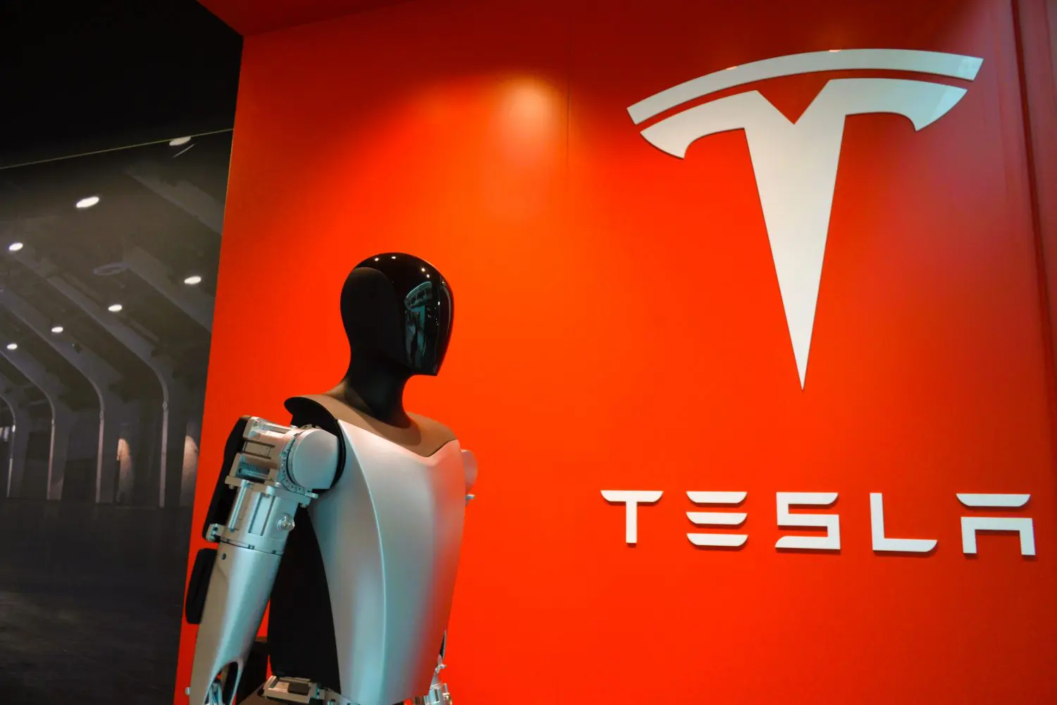 Tesla shares dropped nearly 6% on Monday as investor anxiety mounted ahead of the company’s first-quarter earnings report.