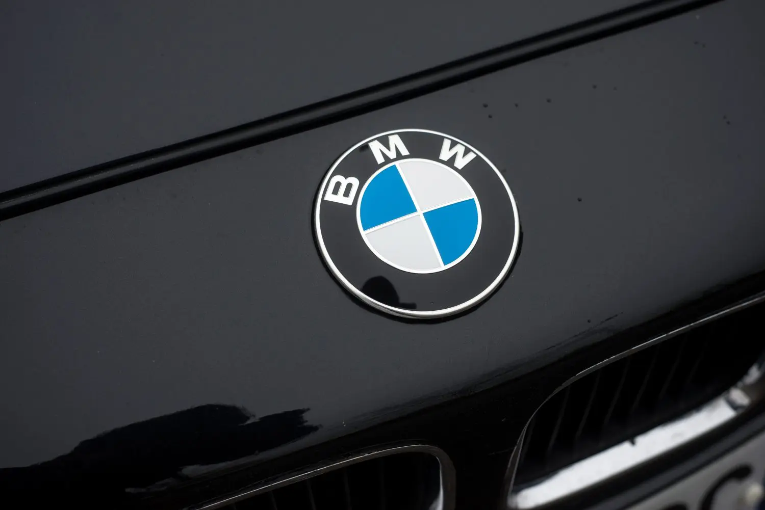 BMW AG announced a new share buyback program valued at up to €2 billion ($2.25 billion), marking its third such initiative in recent years.