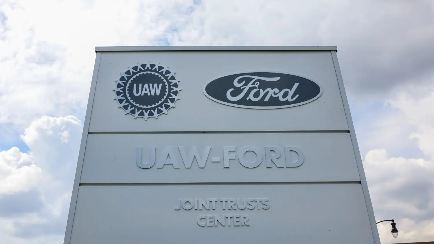 Ford’s BlueOval SK battery plant workers in Kentucky vote to join the UAW, a key win as the auto industry shifts to electrification.