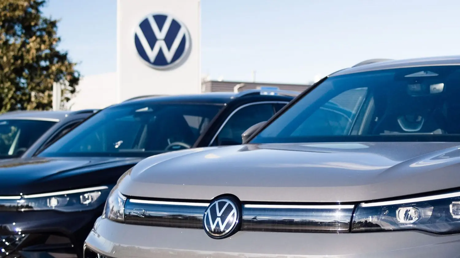 Volkswagen presented its final and "last, best" contract offer to hourly workers represented by the UAW at its assembly plant in Tennessee.