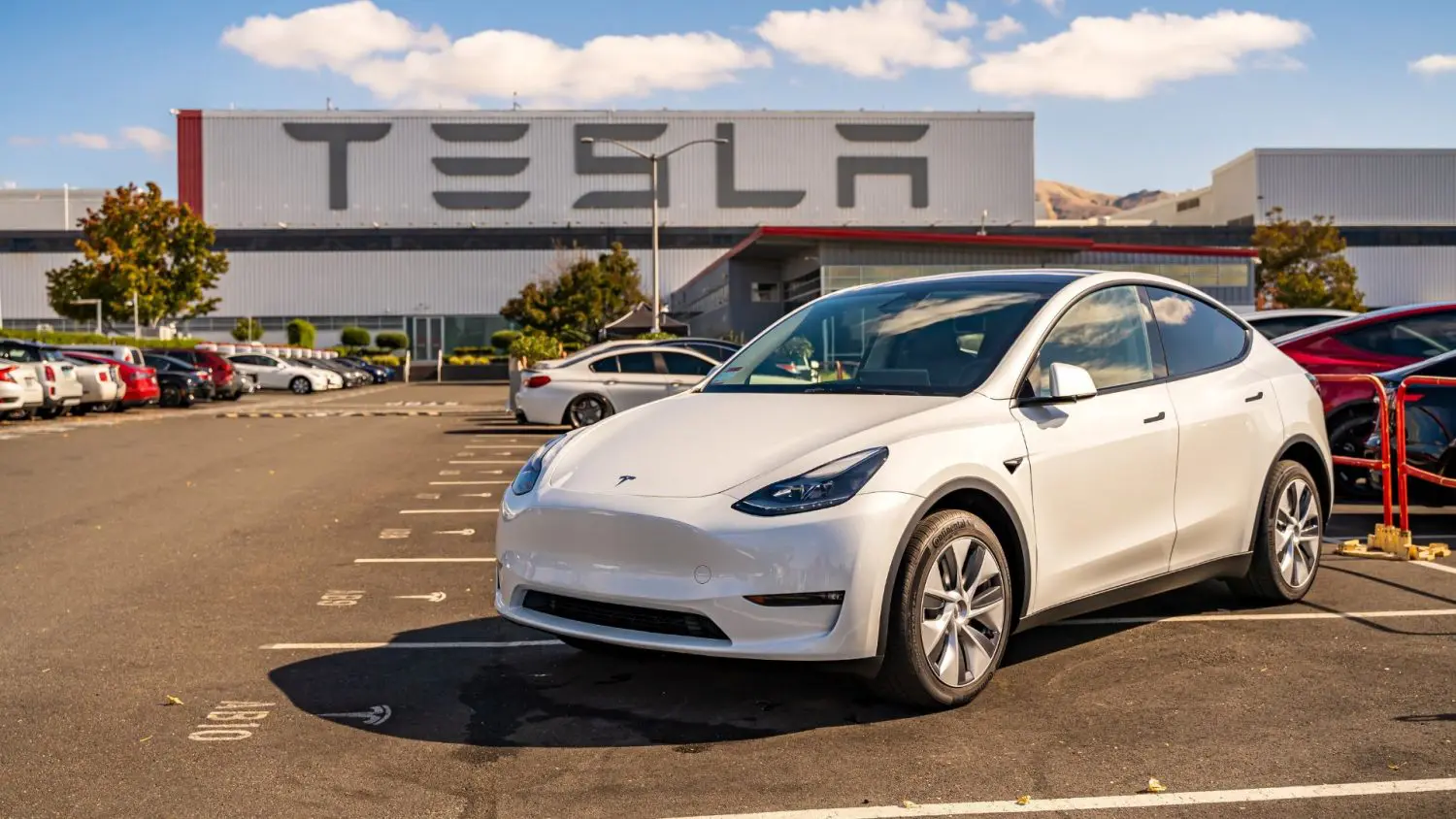 Tesla increased lease prices for all of its vehicles after the federal EV tax credit expired, according to updates on the company’s website.