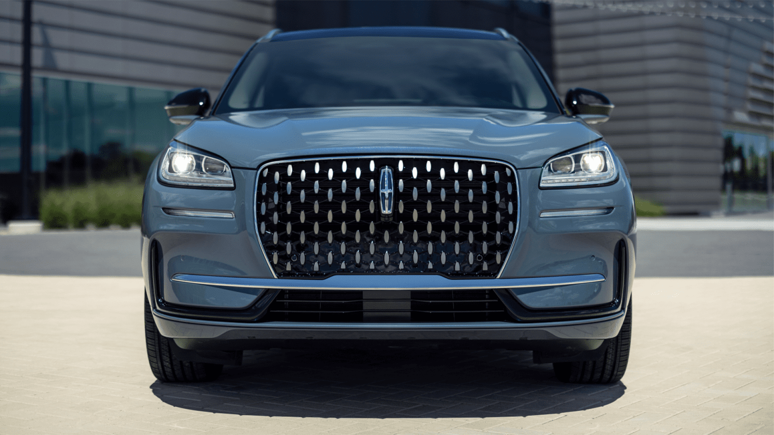 the-2023-lincoln-corsair-crossover-debuts-with-hands-free-driving-tech