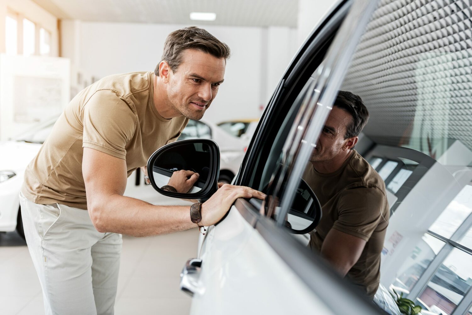 I buy a new car. Наблюдение за мужчинами. Три мужчины и автомобиль. Фото увлеченного мужчины. Мужчина купил новую машину.