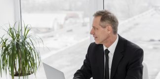 5 dealership performance reports management must track Car dealership manager reflects on performance reports