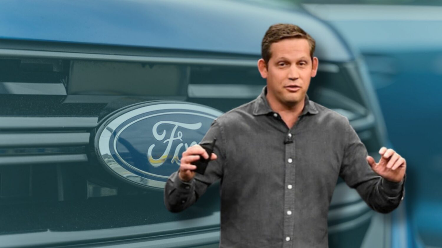Ford has hired Apple's ex-vice president of services, Peter Stern, to lead the development of new technologies and services.