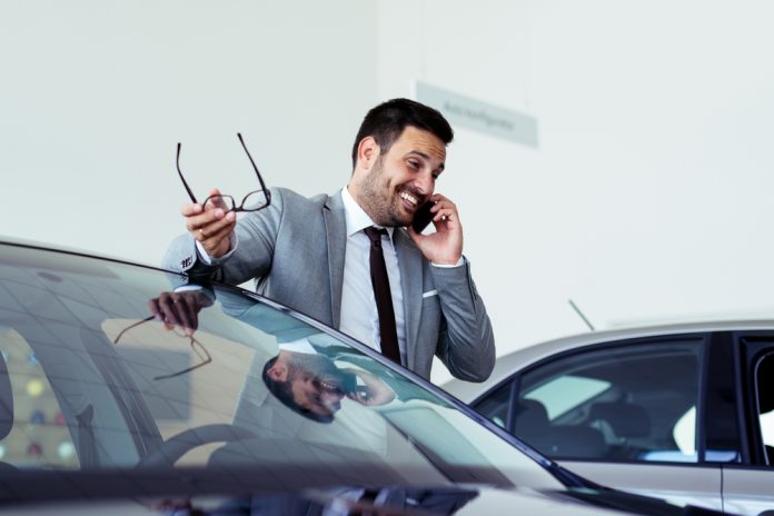 Establishing a connection with car buyers over the phone involves multiple elements, like active listening, empathy, cle­ar communication.