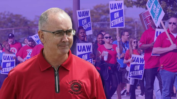 The United Auto Workers (UAW) union and Detroit-Three automakers have made slight progress toward negotiating a contract.