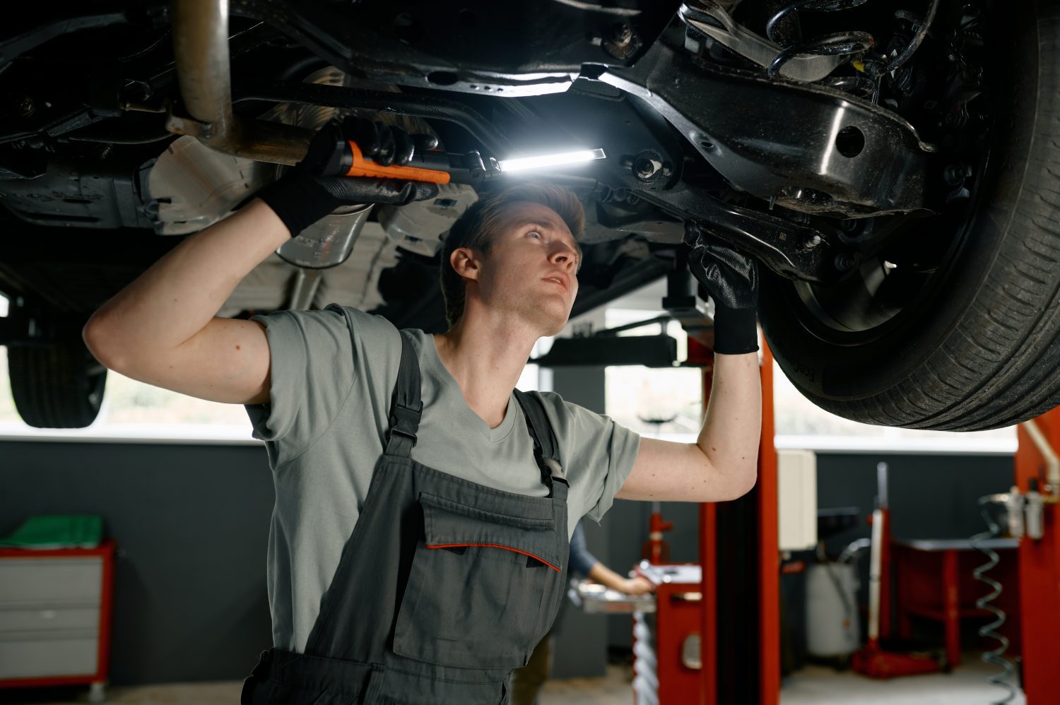 Why are so many auto technicians leaving, and how can this be fixed? The answer starts with proper onboarding procedures.