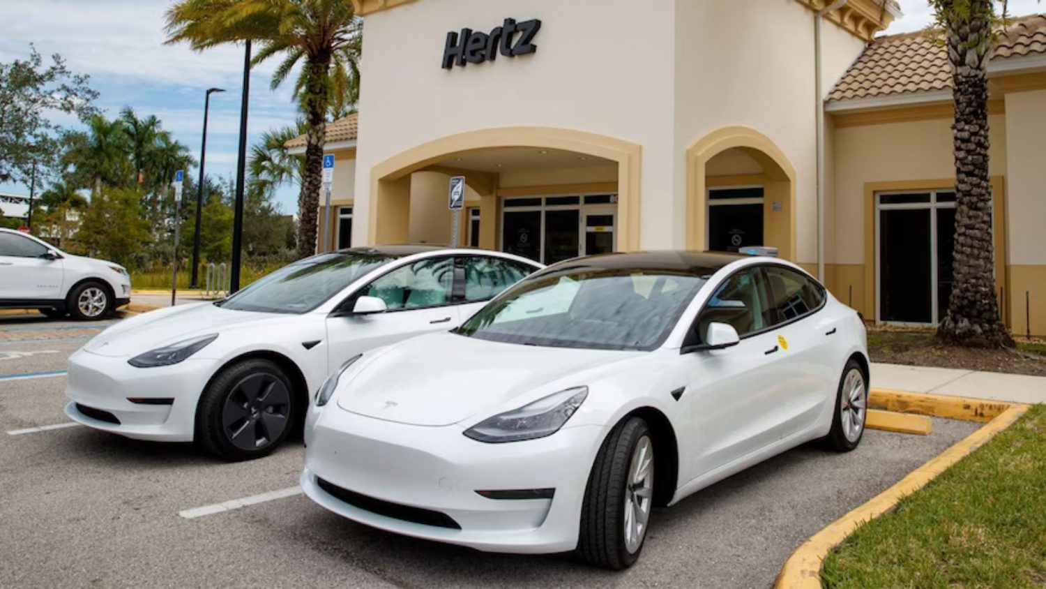 Well-known rental car company Hertz announced that it would sell around one-third of its EV fleet due to the depreciation of EVs.