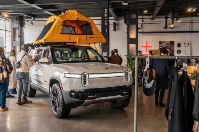 Rivian has received an $827 million incentive package to expand its Illinois electric vehicle manufacturing facility.