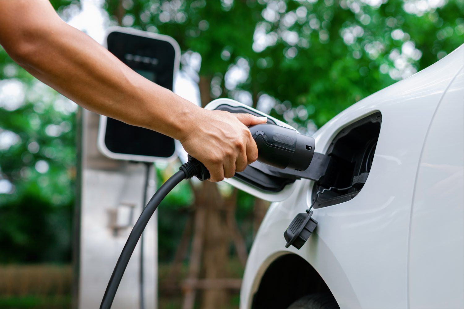 As the prices of used battery electric vehicles (BEV) decline, new car dealers have the opportunity to adapt to this changing market.