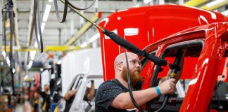 Unused capacity at U.S. auto plants highlights complex tariff challenges Trump’s auto tariffs pressure automakers to shift U.S. production, but plant capacity and costs complicate the path forward.