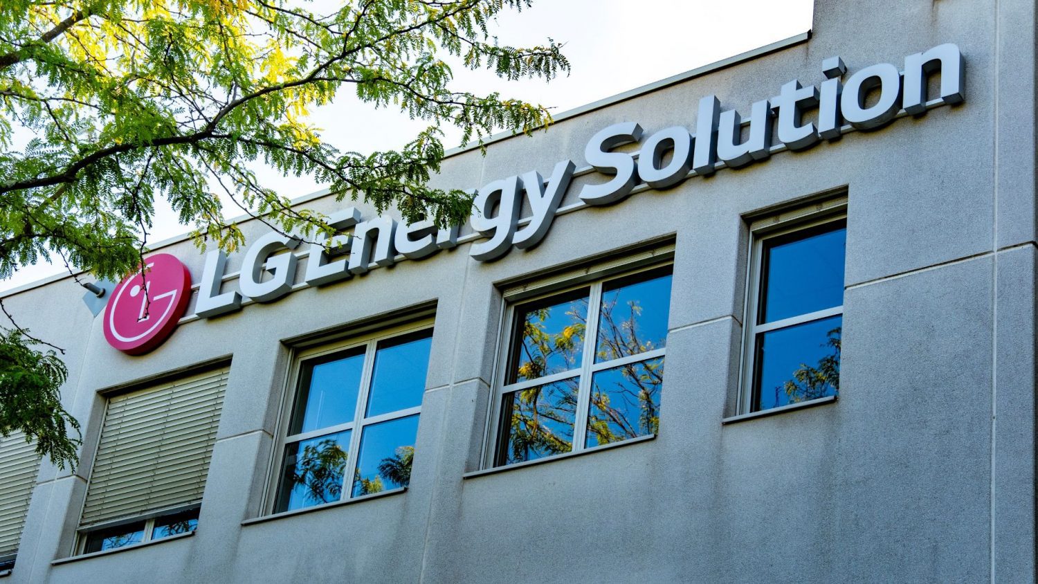 LG Energy Solution announced on Thursday that it will resume sending workers from South Korea to the U.S. for essential business trips