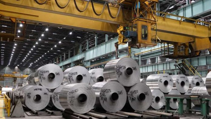 Fire at Novelis’ Oswego plant halts 40% of U.S. auto aluminum supply, threatening Ford and other automakers’ production through early 2026.
