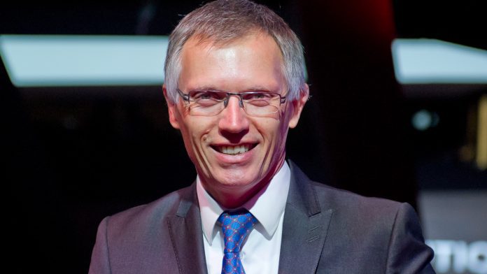 Former Stellantis CEO Carlos Tavares predicts Elon Musk may leave Tesla amid BYD competition.