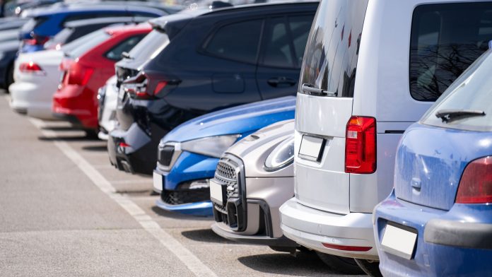 Manheim Index drops 2% in October as wholesale used-vehicle prices decline amid seasonal slowdown and tighter inventory.