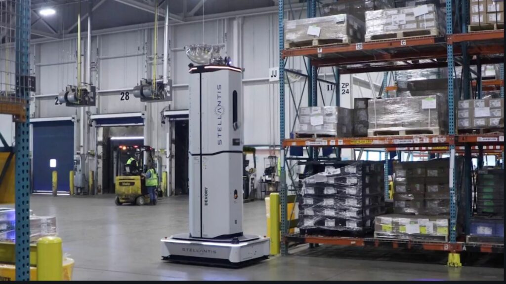 Stellantis Uses Warehouse Robot