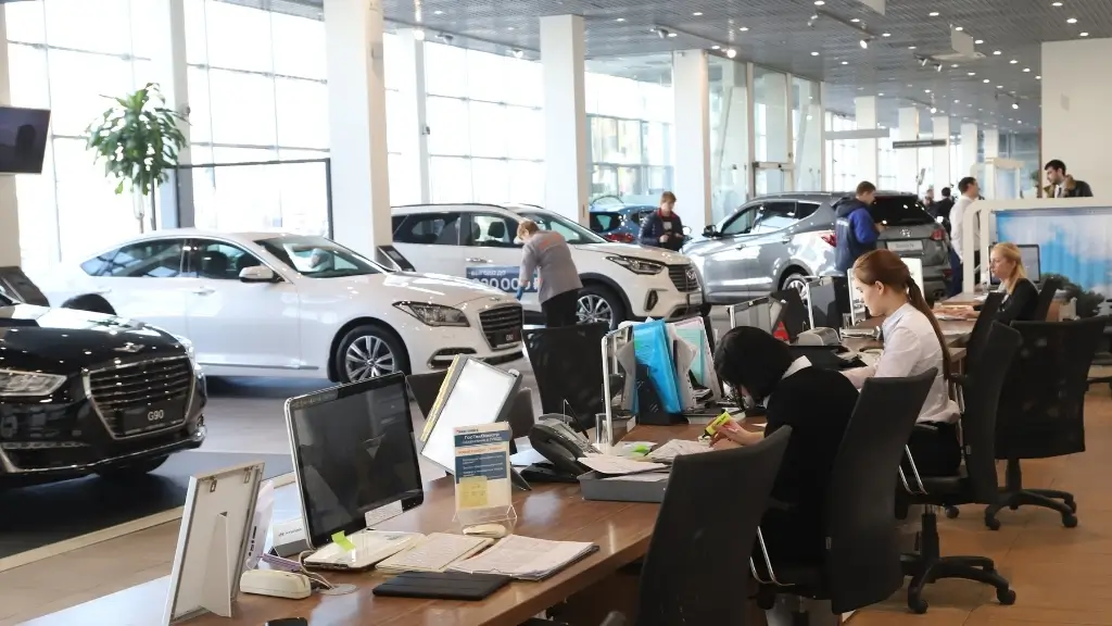 July U.S. auto sales slip 1.4% as hybrids gain momentum and EV demand continues to cool
